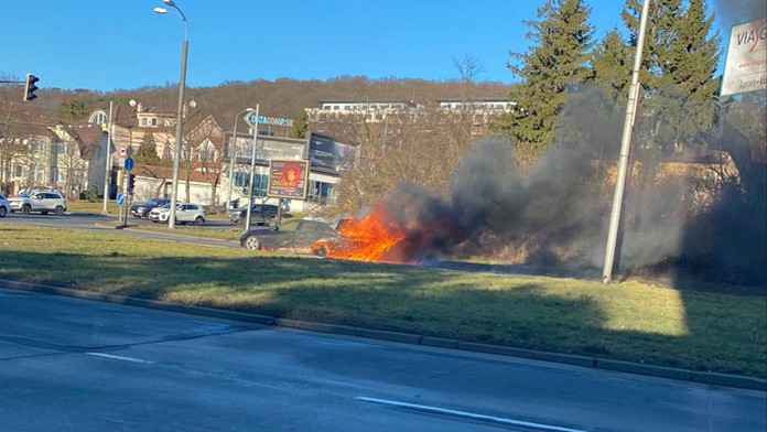 Požiar auta na bratislavskej Patronke.