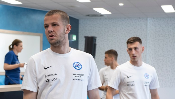 Zľava Samuel Mráz, László Bénes a Róbert Boženík na zraze slovenskej futbalovej reprezentácie.