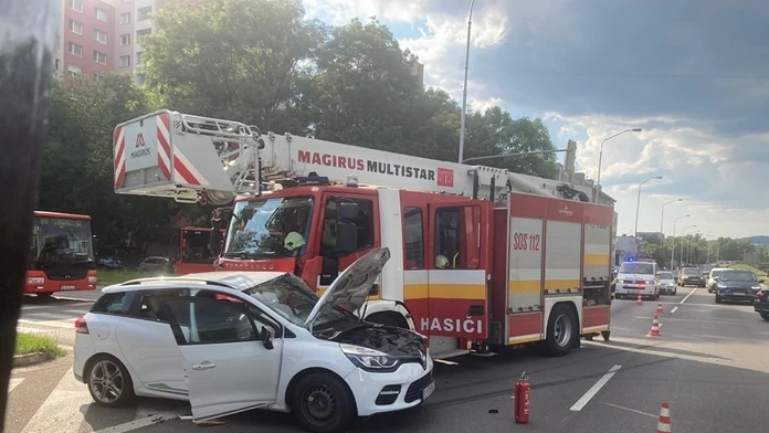 V Bratislave sa zrazilo hasičské auto s osobným, zranili sa hasiči i vodička s dieťaťom
