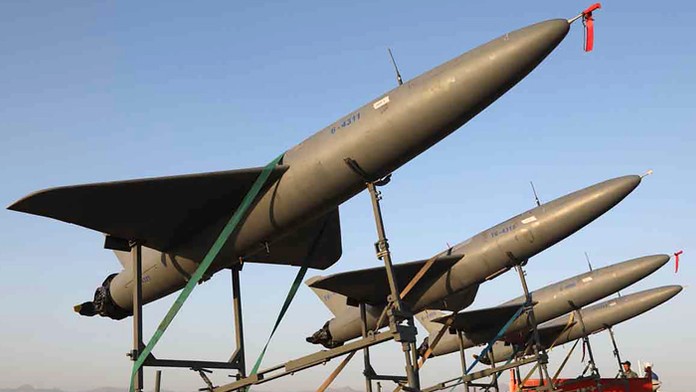 Drony sú pripravené na štart počas vojenského cvičenia v Iráne. 