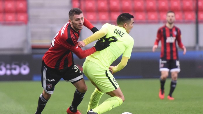 Na snímke vľavo kapitán Trnavy Lukáš Greššák a hráč Žiliny Ivan Diaz