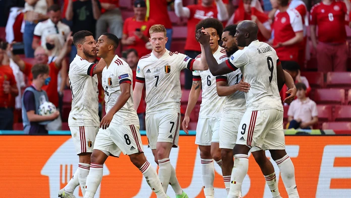 Belgický futbalista Kevin De Bruyne sa teší z gólu so spoluhráčmi