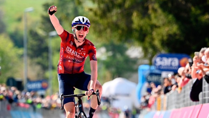 Írsky cyklista Daniel Martin z tímu Israel Start-Up Nation sa teší z víťazstva v 17. etape Giro d'Italia..jpg