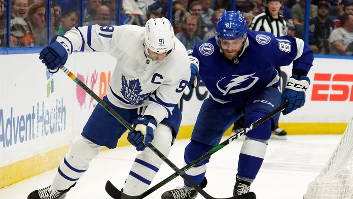 Erik Černák a Zdeno Chára si pripísali po jednej asistencii. Stamkos sa stal bodovým rekordérom Tampy Bay