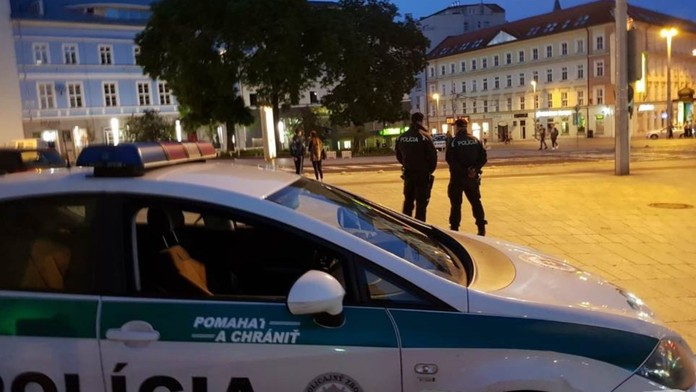 Policajti a policajné auto v Bratislave. 