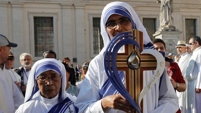 Na snímke sestry nesú ostatky Matky Terezy na  vatikánskom Námestí sv. Petra.