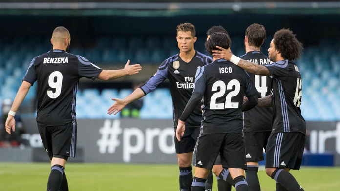 Cristiano Ronaldo (v strede) prijíma gratulácie od spoluhráčv z Realu po góle v ligovom zápase proti Celte Vigo.