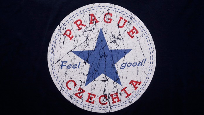 Tričko s potlačou a nápisom Czechia v obchode v Prahe.