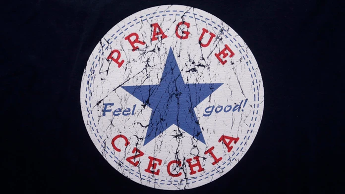 Tričko s potlačou a nápisom Czechia v obchode v Prahe.