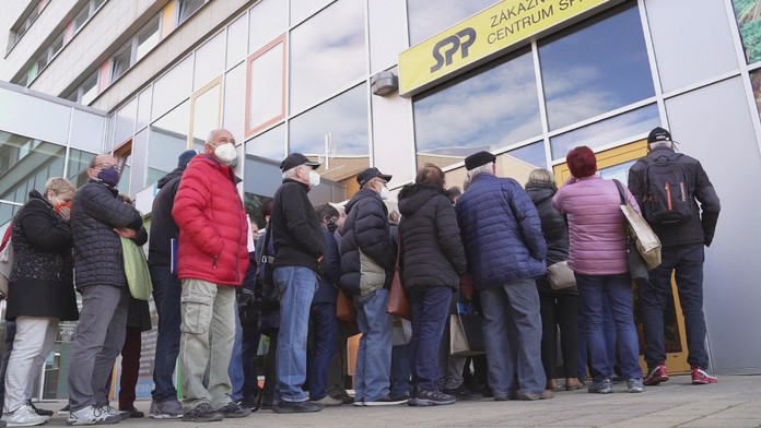Strach o teplo a elektrinu núti ľudí od skorého rána postávať pred zákazníckymi centrami.