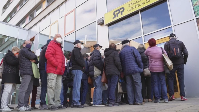 Strach o teplo a elektrinu núti ľudí od skorého rána postávať pred zákazníckymi centrami.