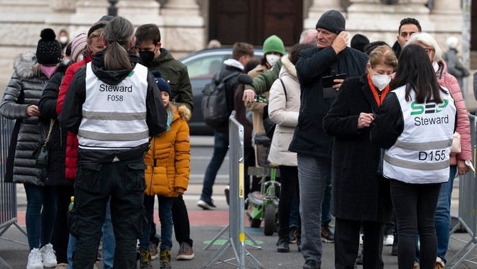 Bezpečnostní pracovníci kontrolujú covid pasy v centre Viedne.