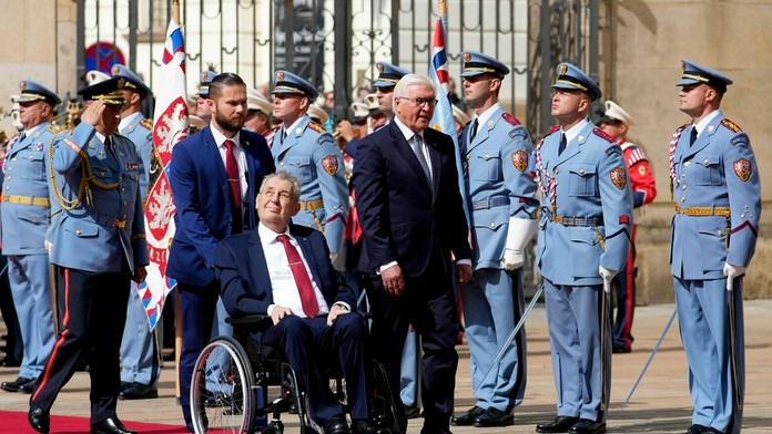 Na snímke český prezident Miloš Zeman víta nemeckého prezidenta Franka-Waltera Steinmeiera.