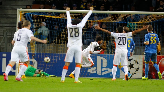 Hráči Šachtaru Doneck oslavujú gól po tom, ako Luiz Adriano (v strede) skóroval do bránky BATE Borisov