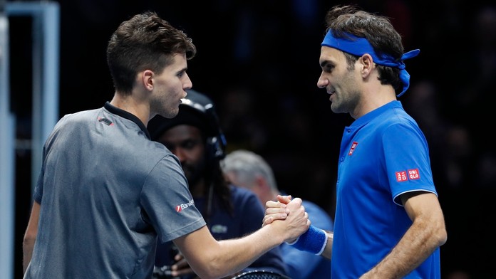 Dominic Thiem gratuluje k výhre Rogerovi Federerovi.