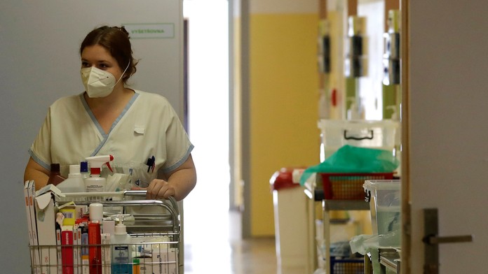V areáli Nemocnice sv. Michala v bratislavskom Starom Meste hasiči postavili stany, v ktorých sa uskutoční celoplošné testovanie
