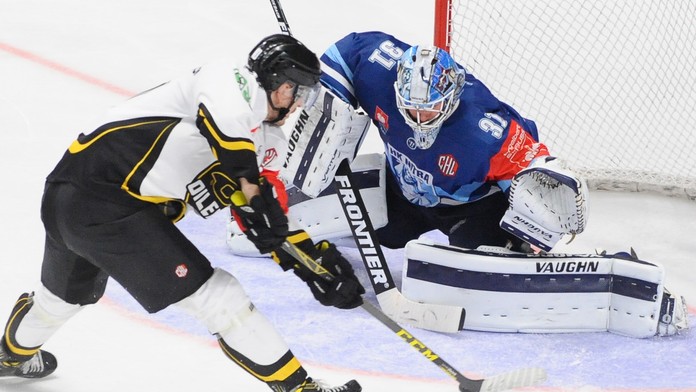 Christian Andersen zo Stavanger (vľavo) a brankár Nitry Michal Valent v zápase J-skupiny hokejovej Ligy majstrov.