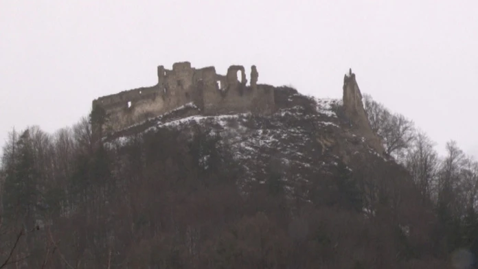 Rozpadajúci sa hrad v Považskej Bystrici.
