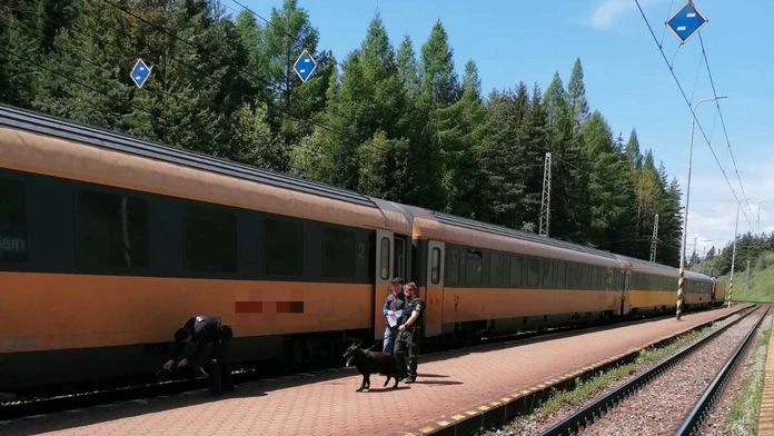 Polícia prehľadáva vlak RegioJet, v ktorom bola nahlásená bomba