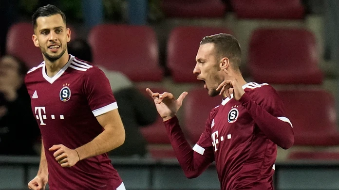 Futbalisti Lukáš Haraslín (vpravo) a Dávid Hancko zo Sparty Praha sa tešia z gólu.