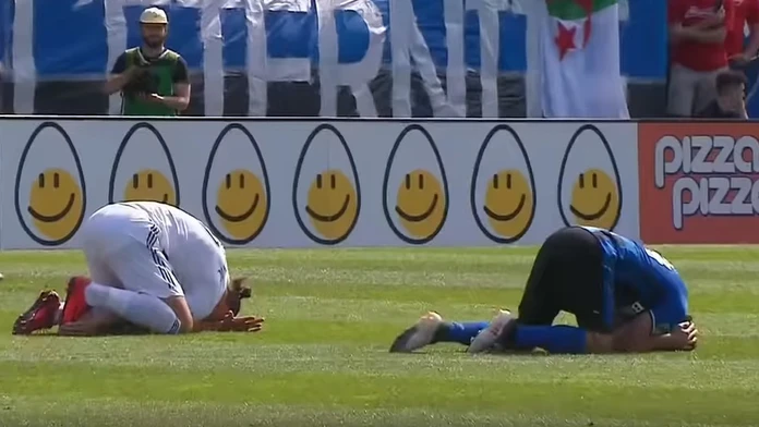 Zlatan Ibrahimovič  (LA Galaxy) a Michael Petrasso (Montreal Impact) sa váľajú na trávniku.