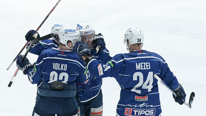 Na snímke gólová radosť hráčov Nitry