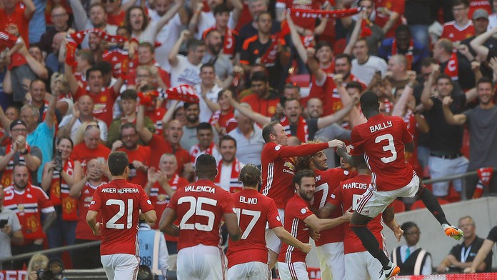 Hráči Manchestru United na archívnej snímke.