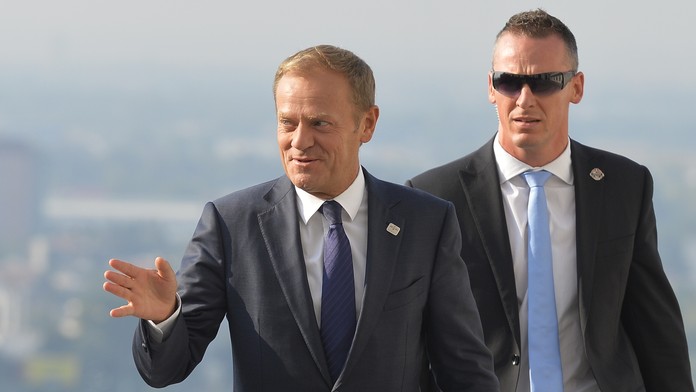 Predseda Európskej rady Donald Tusk (vľavo) prichádza na rokovanie.
