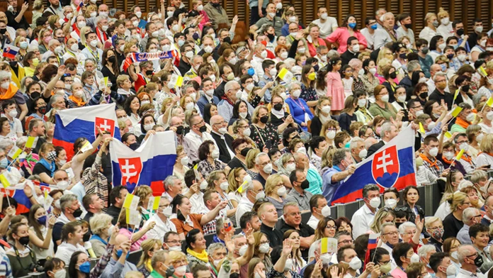 Tisícky veriacich zo Slovenska sa stretli s pápežom na ďakovnej púti vo Vatikáne.