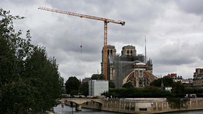 Pohľad na parížsku katedrálu Notre-Dame počas rekonštrukcie.