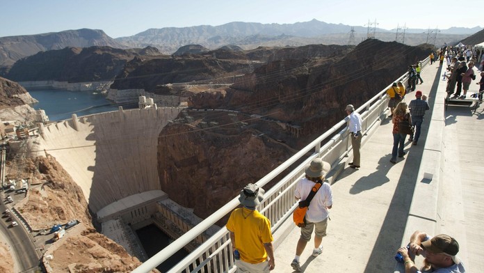 Ľudia sa prechádzajú po novom moste nad Hooverovou priehradou na rieke Colorado.