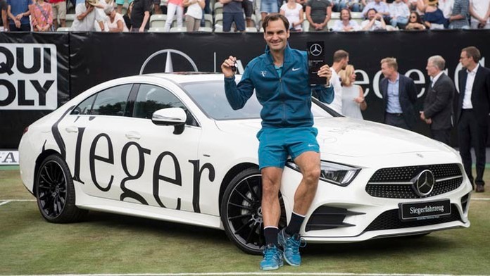 Roger Federer pózuje s trofejou po zisku titulu v mužskej dvojhre na turnaji ATP v Stuttgarte. 