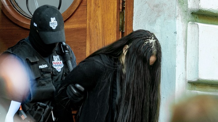 Alena Zsuzsová po vzatí do väzby.