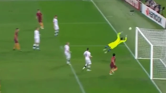 Diego Perotti (AS Rím) strelil v zápase EL UEFA proti Plzni nevídaný gól.