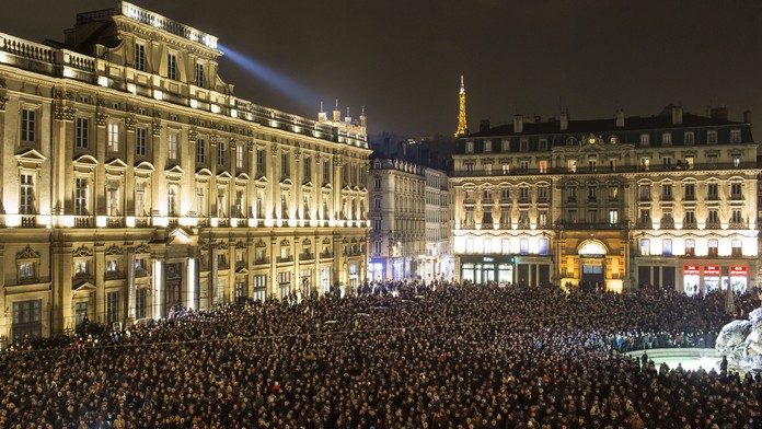  Tisice ľudí vzdalo hold obetiam tragického útoku na redakciu satirického týždenníka Charlie Hebdo v Paríži.