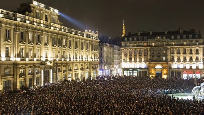  Tisice ľudí vzdalo hold obetiam tragického útoku na redakciu satirického týždenníka Charlie Hebdo v Paríži.