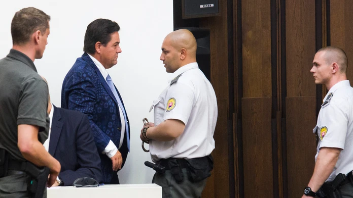 Marian Kočner dostáva na ruky putá.