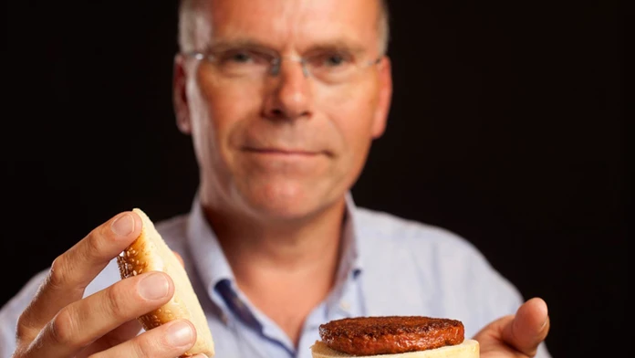 Mark Post so svojím hamburgerom z kultivovaného mäsa.