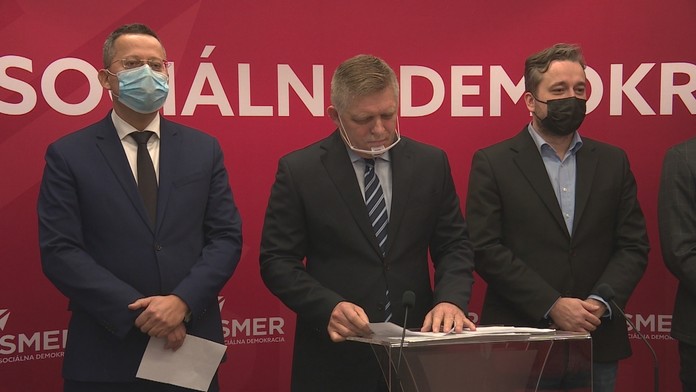 Ľudia s ochrannými rúškami čakajú v rade pred predajňou Zara v Luasanne v sobotu 16. januára 2021.