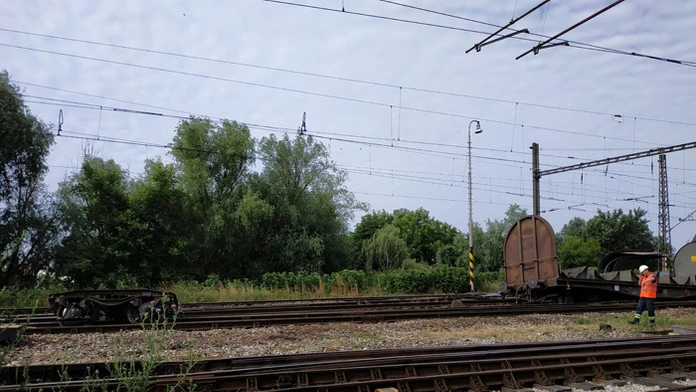 Vykoľajený vlak v Trnovci nad Váhom.