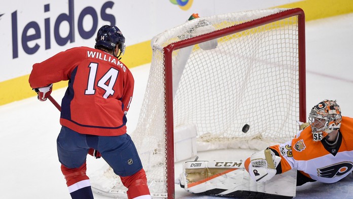 Justin Williams (Washington) strieľa gól Philadelphii.