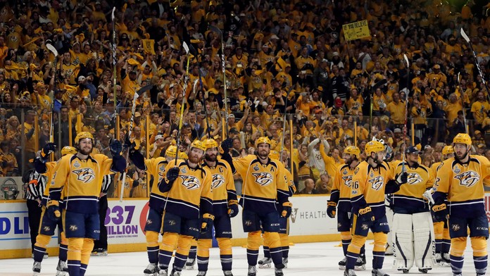 Na snímke hráči Predators oslavujú víťazstvo v treťom zápase finále hokejovej NHL.