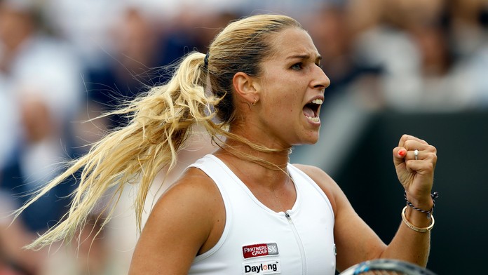 Dominika Cibulková zatína päsť po zisku fiftínu proti Poľke Agnieszke Radwaňskej v osemfinále Wimbledonu.