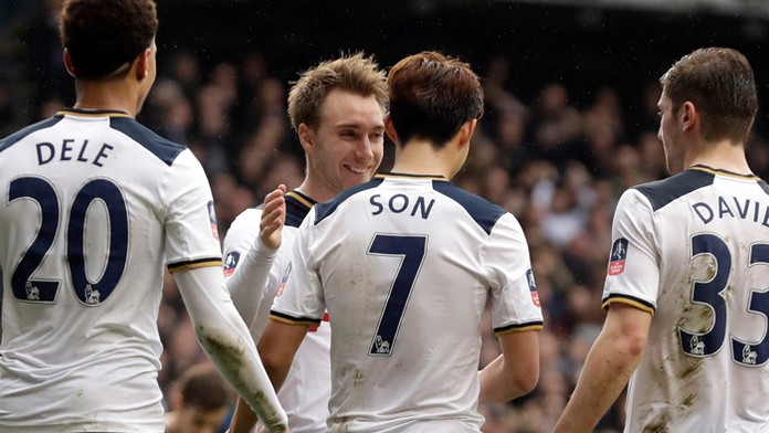Hráči Tottenhamu Dele Alli, Christian Eriksen, Heung-Min Son a Ben Davies (zľava do prava)