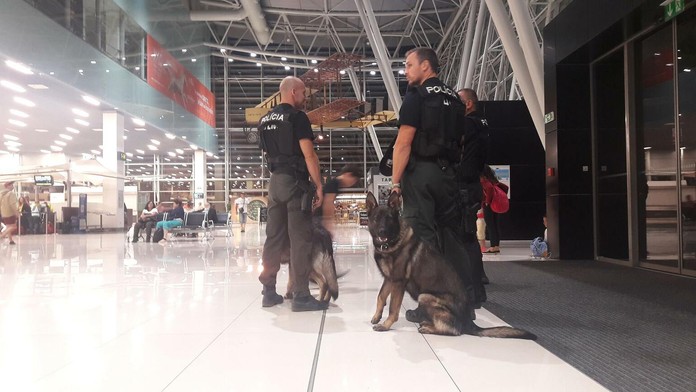 Anonym oznámil, že na letisku v Bratislave vybuchne pred polnocou bomba