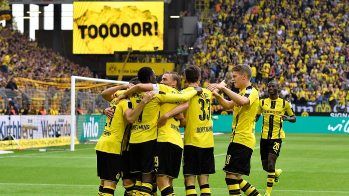 Futbalisti Borussie Dortmund sa tešia po strelení úvodného gólu z kopačky Gonzala Castra.