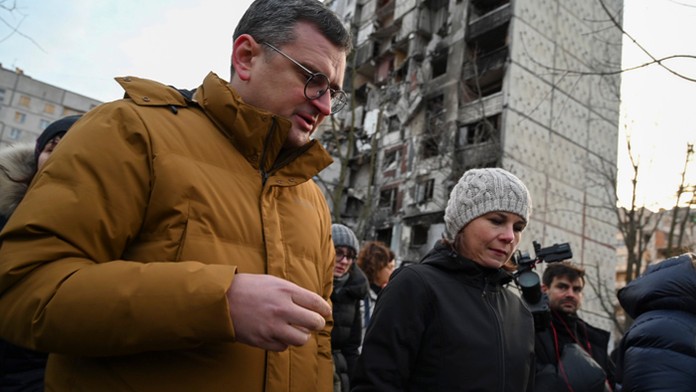 Nemecká ministerka zahraničných vecí Annalena Baerbocková (vpravo) a ukrajinský minister zahraničných vecí Dmytro Kuleba. 