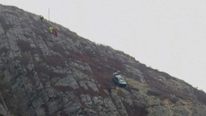 Spadnuté auto na útese v Kanade.