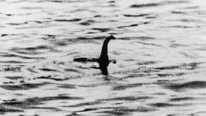 Neidentifikovateľné zábery z jazera Lochness