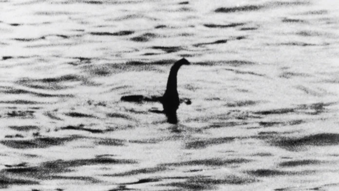 Neidentifikovateľné zábery z jazera Lochness